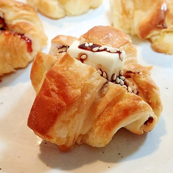 ピーナツクリームとチョコとごまのクロワッサン